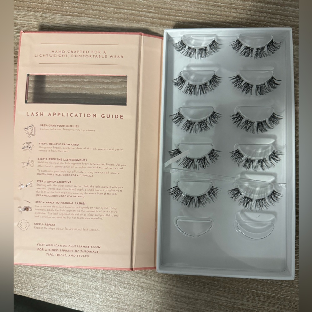 Flutter habit false lashes - Picture 2 of 3